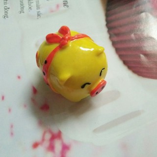 Heo gốm cười tít mắt dùng chặn sách
