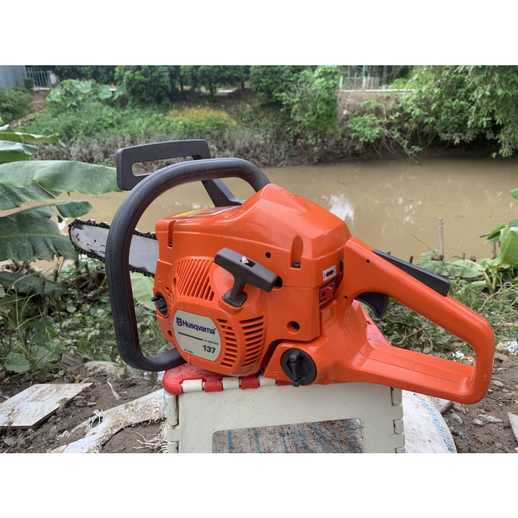 MÁY CƯA XÍCH HUSQVARNA 137 THUỴ ĐIỂN