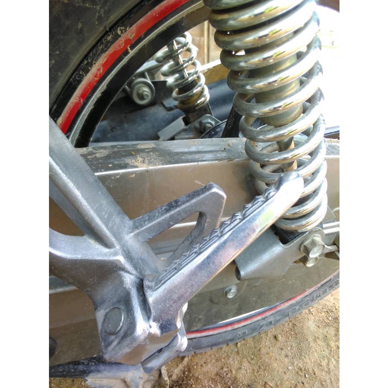 Gác chân sau nhôm xe máy gắn được nhiều dòng xe máy honda và yamaha như wave, sirius, exciter ...