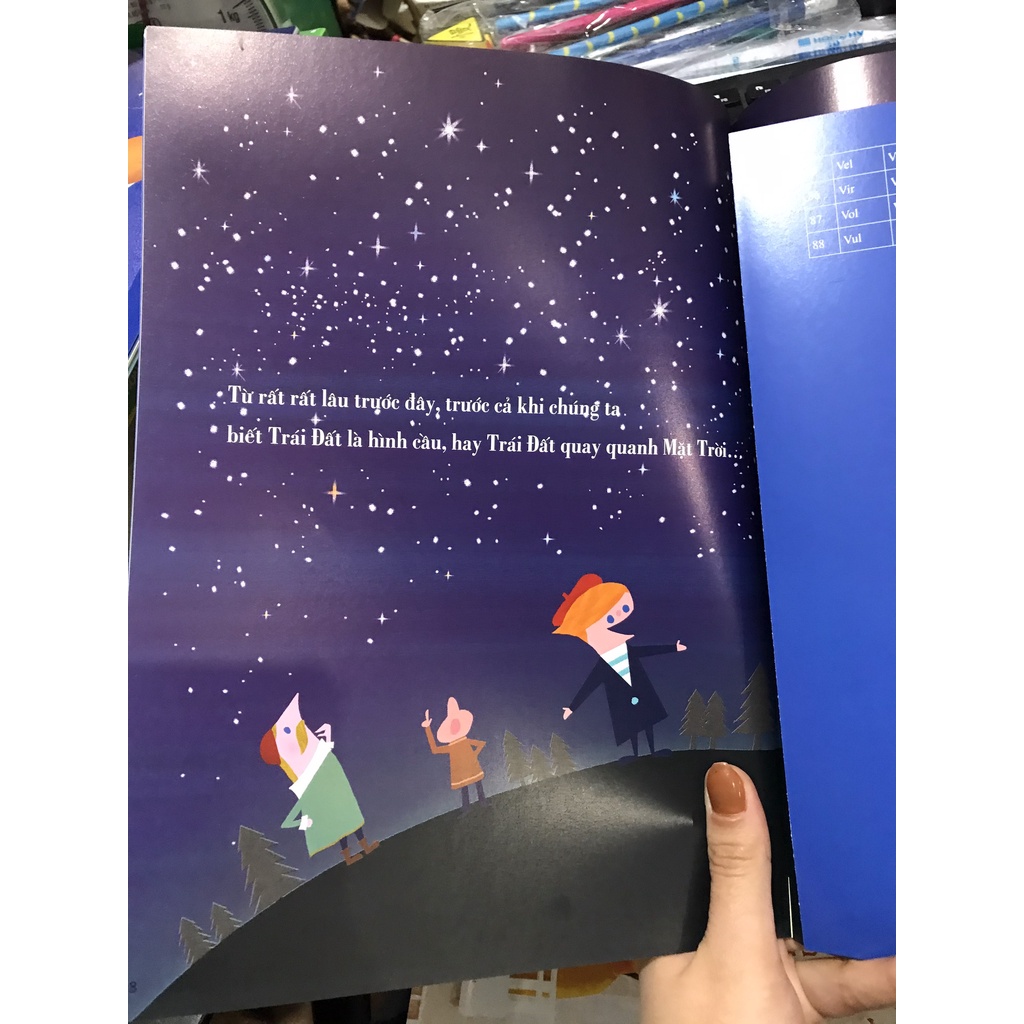 Sách - Cuốn sách tranh đầu tiên về bầu trời sao ( Quảng Văn )