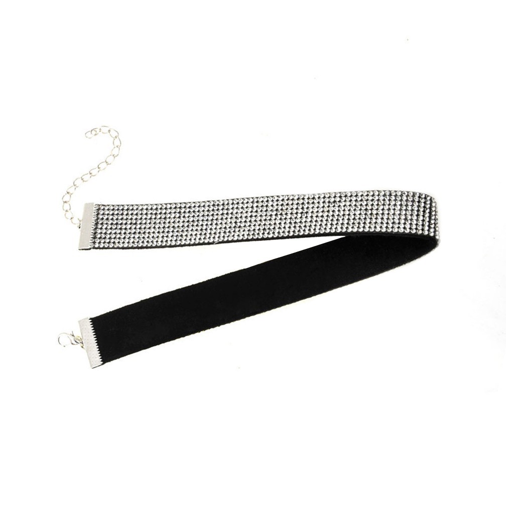 Vòng cổ nhung đen đính hạt cực nổi bật