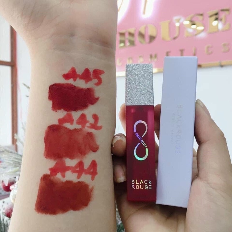 Son BLACK ROUGE là một trong những thương hiệu son hấp dẫn và được săn đón nhất hiện nay. Với chất lượng tuyệt vời, độ bền lâu và màu sắc đa dạng, BLACK ROUGE sẽ là sự lựa chọn tuyệt vời cho các cô nàng yêu thích trang điểm. Cùng xem hình ảnh để khám phá thêm về những sản phẩm son BLACK ROUGE này nhé! 