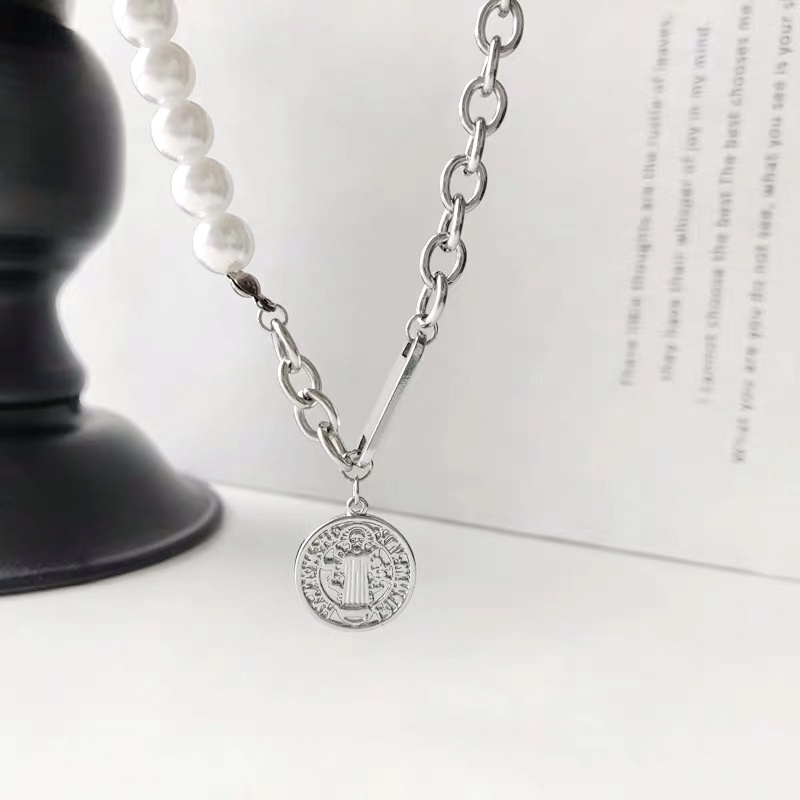 Dây chuyền thép titan mặt đĩa tròn đính ngọc trai thời trang