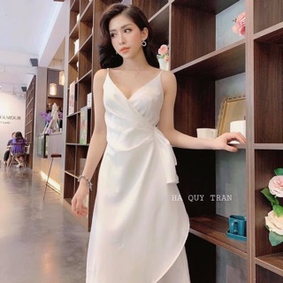 Com bo đầm trắng