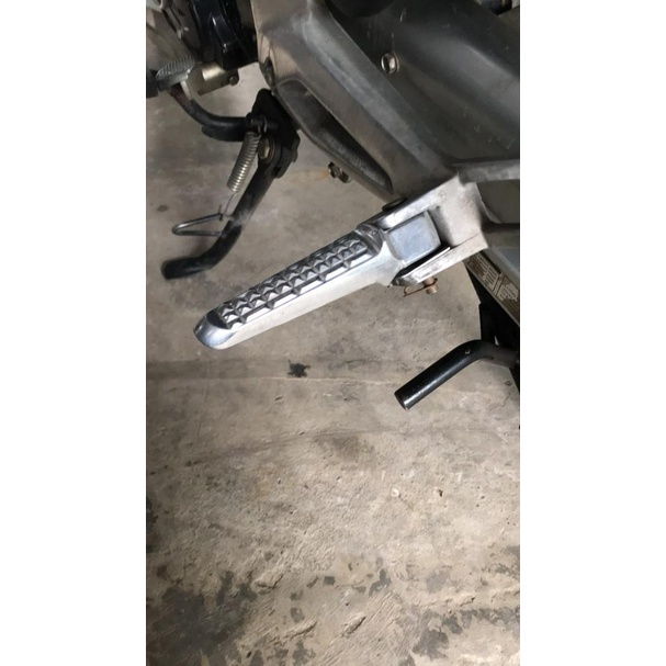 Gác chân sau nhôm xe máy gắn được nhiều dòng xe máy honda và yamaha như wave, sirius, exciter ...
