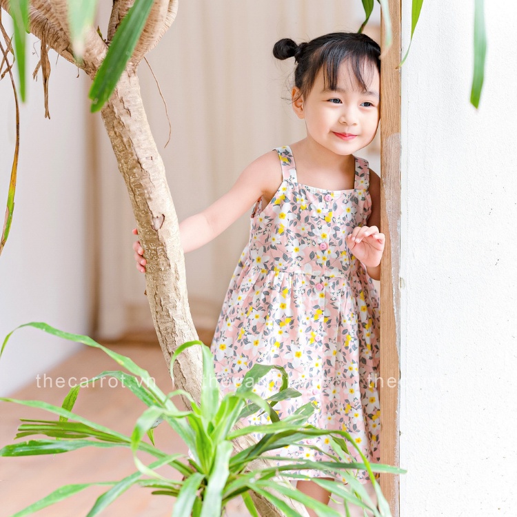 Váy 2 Dây Carrot Cho Bé Gái, Họa Tiết Hoa Trắng Nền Hồng Nẹp Cúc, Chất Liệu Thô Cotton Thấm Hút Mồ Hôi Tốt