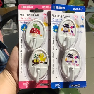 Móc dán tường có đinh đóng chắc chắn