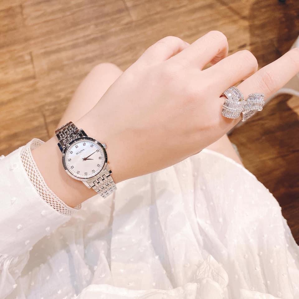 Đồng hồ Bulova nữ, dây bạc, mặt đính đá 96P175