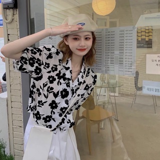 Áo sơ mi nữ cổ vest croptop hoạ tiết
