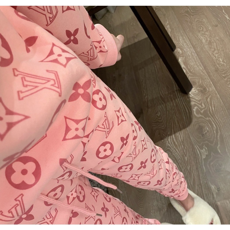 Bộ nỉ thể thao cho nữ hoạ tiết chữ nhỏ thương hiệu thời trang cao cấp Louis Vuitton LV