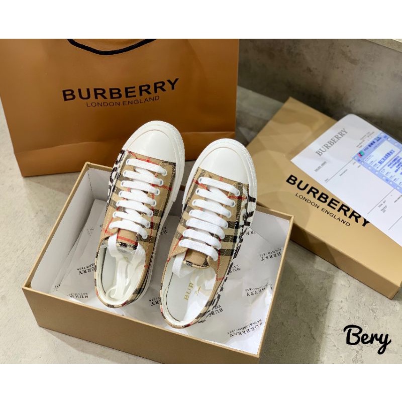 Giày thể thao cao cấp.