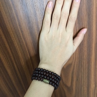 Chuỗi vòng quấn gỗ trắc có charm
