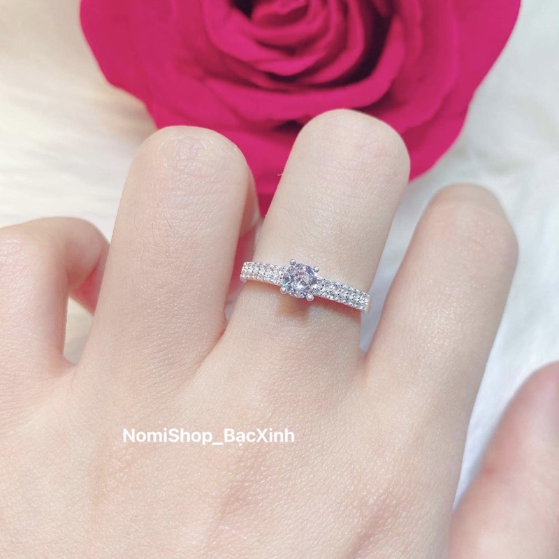 Nhẫn nữ đá chủ 6ly viền 2 hàng đá li ti lấp lánh sang trọng, hàng dày đẹp Mainomi Shop Bạc Xinh