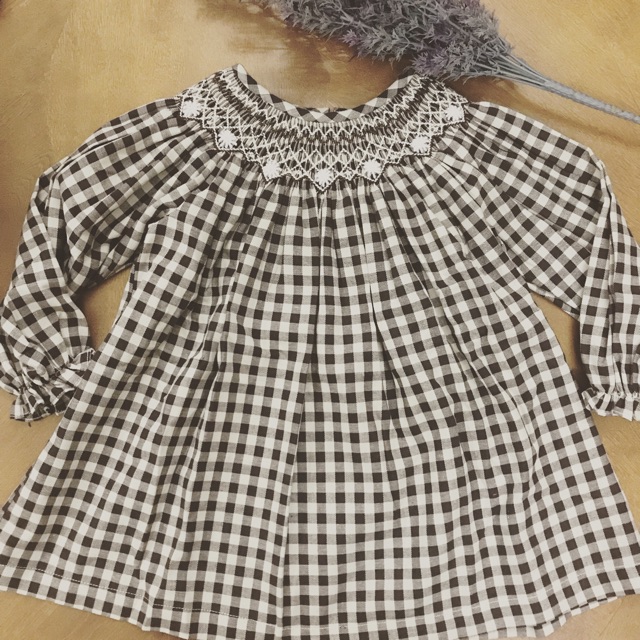 Váy thêu smock kẻ caro thêu tay hoa cúc dại, còn size 6t và 4t