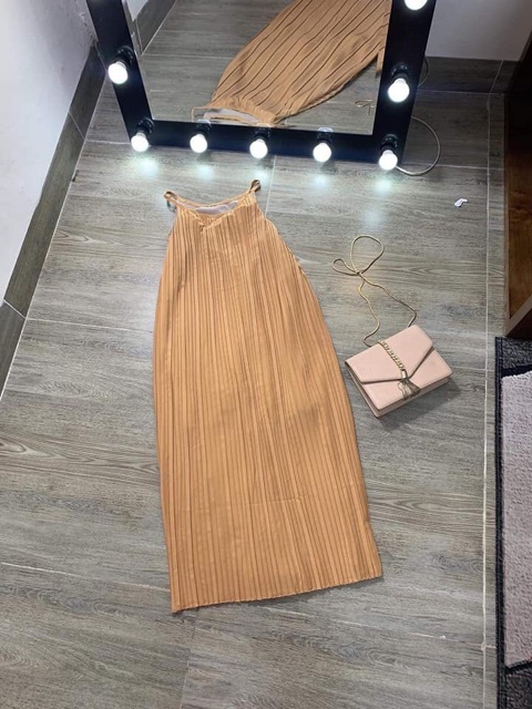 Váy maxi xếp ly thái cổ yếm | BigBuy360 - bigbuy360.vn