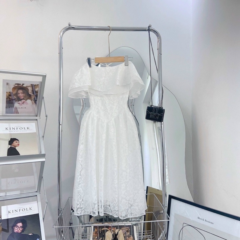 ĐẦM MIDI TRẮNG HOA NỔI TRỄ VAI BÈO DÂY CỘT YẾM