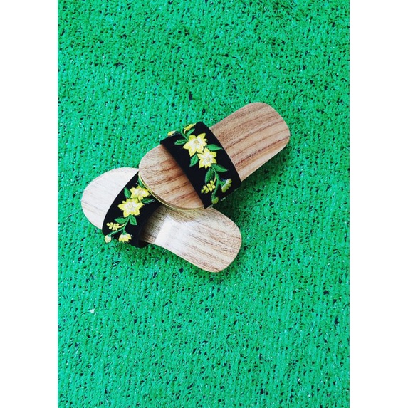 Guốc gổ mộc  quai nhung thêu đủ màu