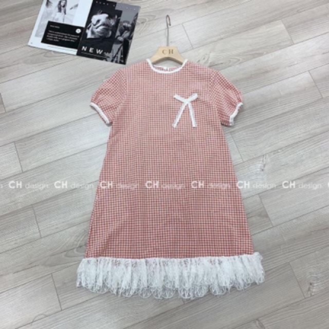 Váy kẻ thô viền ren màu đỏ điệu đà