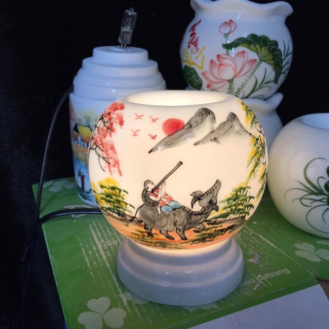 Đèn to cao 15cm và 1 lọ tinh dầu Lam Hà