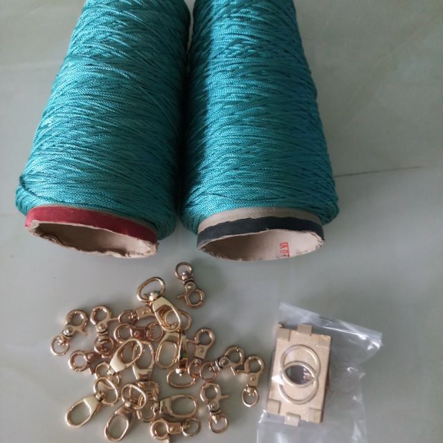Com bo sợi dù , khóa và càng cua