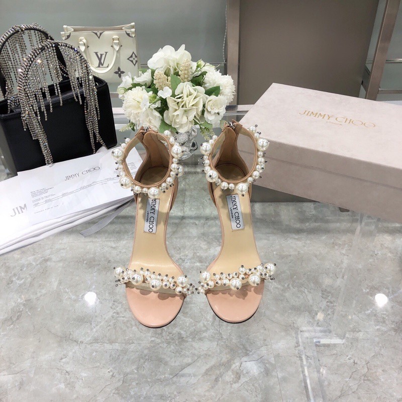 Giày cao gót thời trang nữ Jimmy Choo mẫu mới 2021 thiết kế gắn chuỗi ngọc trai nhân tạo cực sang trọng, bắt mắt.