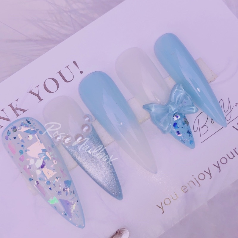 Móng úp màu xanh phối nhũ và họa tiết nơ siêu xinh phù hợp đi biển cho nàng tặng kèm keo và dũa gắn móng