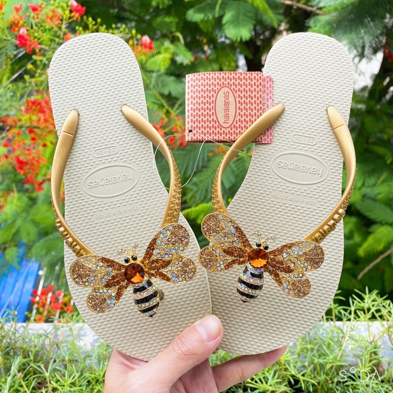 Dép xỏ ngón nữ chất liệu cao su gắn Charm Ong Chúa