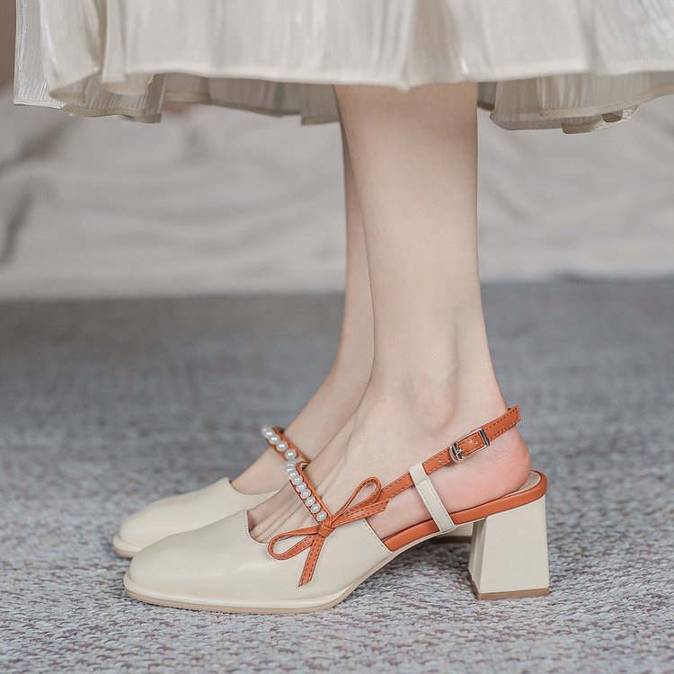 Giày da bít mũi gót vuông phối ngọc trai thanh lịch