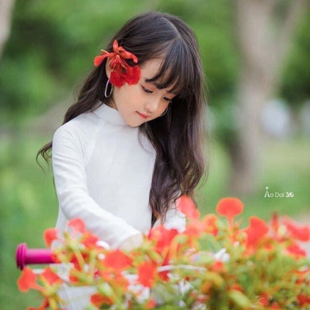 Áo dài trắng trơn cho bé gái.