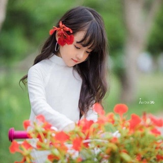 Áo dài trắng trơn cho bé gái.