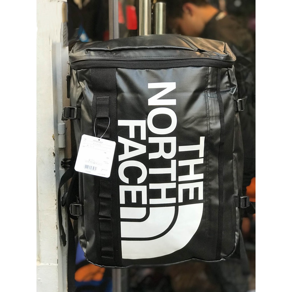 Ba lô Du Lịch Chống Nước The North Face Fuse Box - màu Đen Chữ Trắng