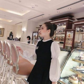 Váy đen phối tay trắng kèm tag