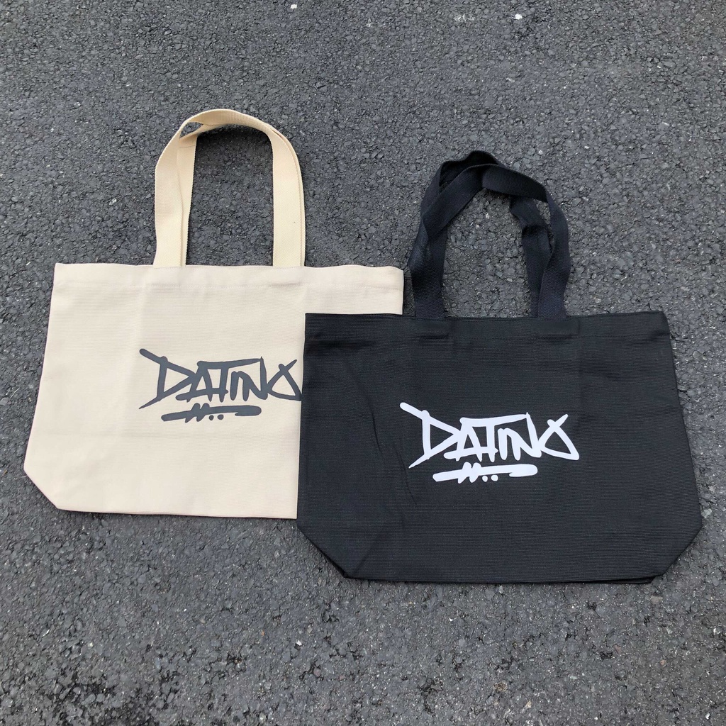 Túi tote canvas DATINO Signature form ngang in lụa Graffiti có dây kéo, có túi nhỏ bên trong