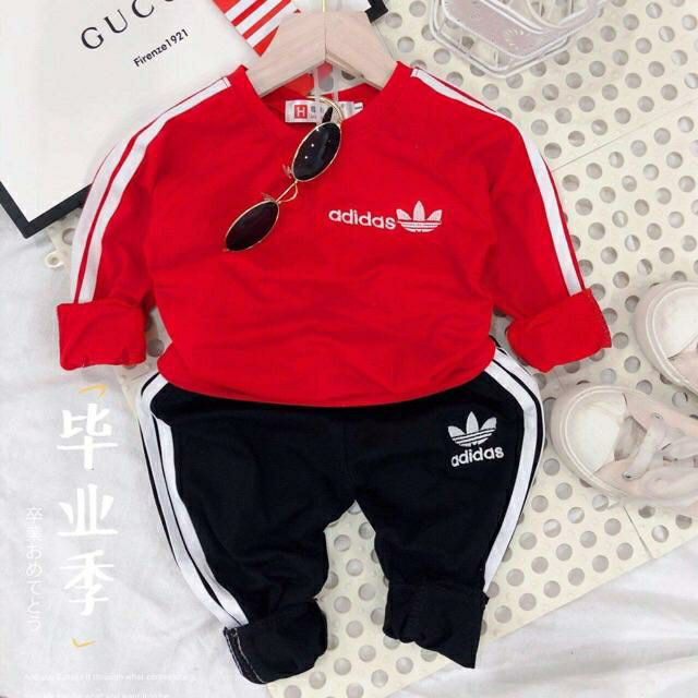 Set quần áo thể thao gồm áo thun cotton dài tay màu đỏ và quần dài adidas, 3 sọc cho bé trai từ 8 đến 20 kg