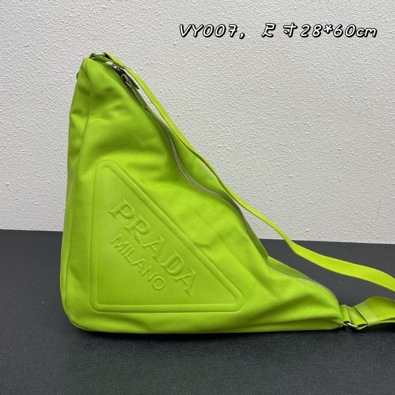 Túi đeo chéo unisex hình tam giác size lớn thương hiệu Prada cao cấp