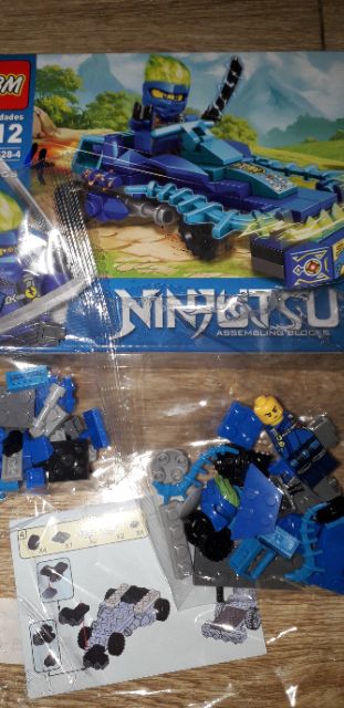 Lắp ráp 1 hộp LegoNinjutsu 99528 có nhiều chi tiết