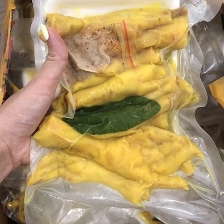 Chân gà cả xương ủ muối khay 500g
