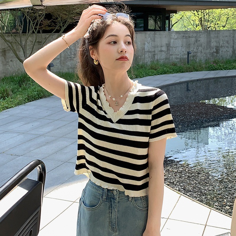 Áo Dệt Kim Tay Ngắn Cổ Chữ V Kẻ Sọc Ngang Trẻ Trung Hợp Thời Trang