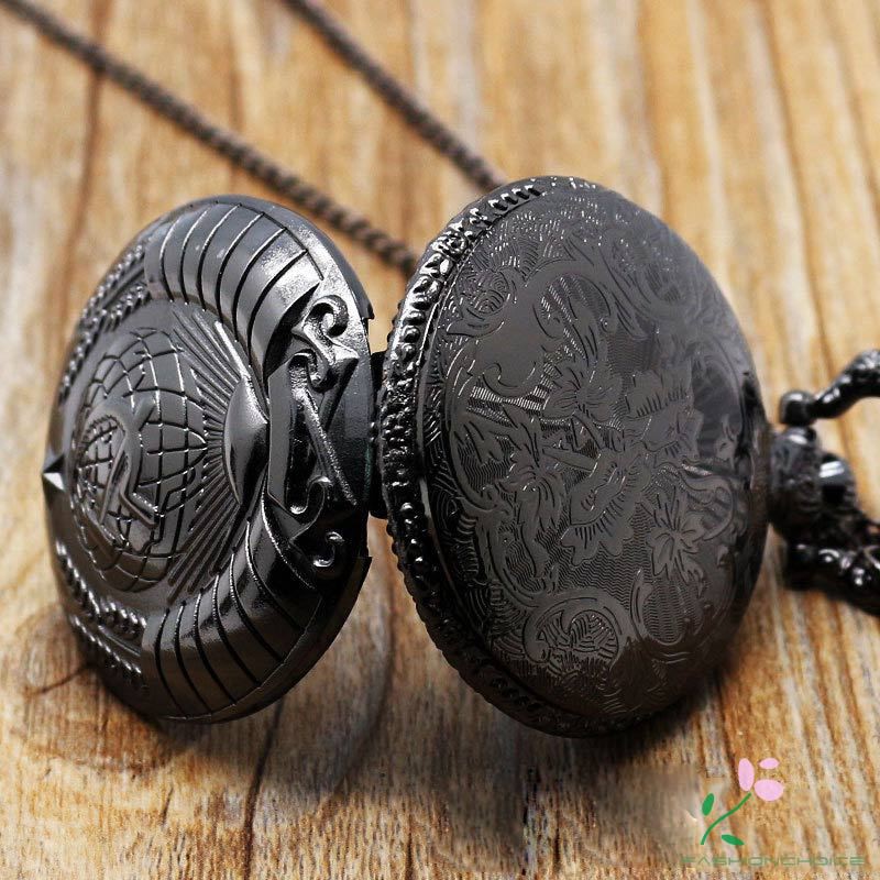 Đồng hồ bỏ túi khắc họa tiết búa liềm bắt mắt