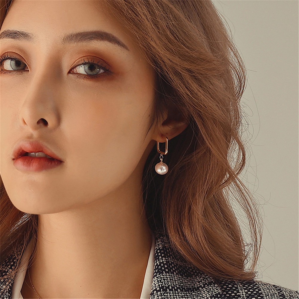 Bông tai dáng vuông đính ngọc trai đơn giản