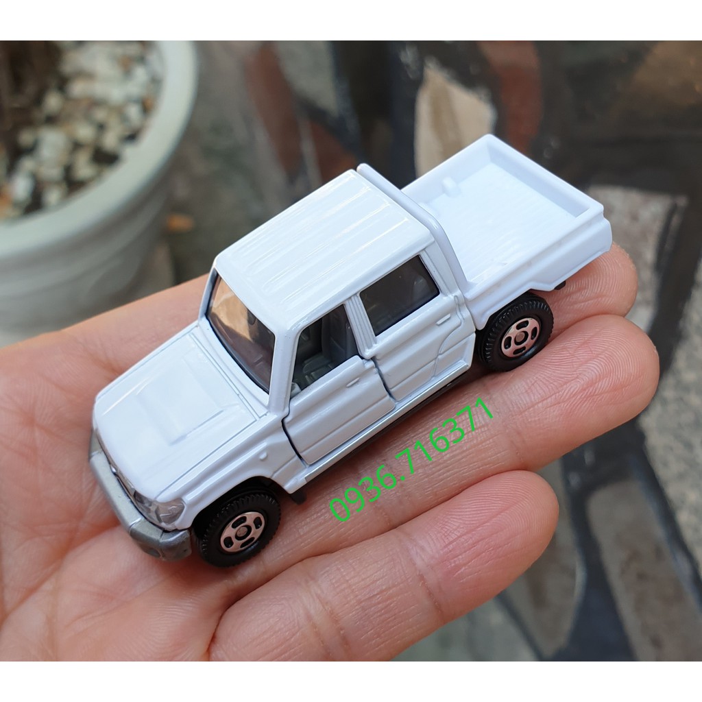 Mô hình xe Toyota bán tải màu trắng mở được cửa tomica Nhật Bản