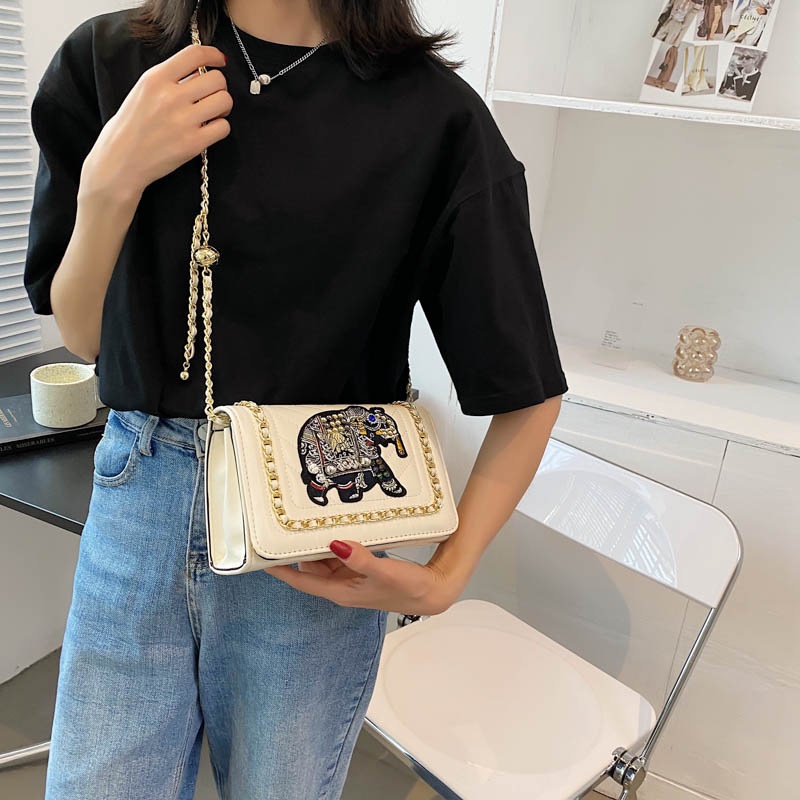 Túi đeo chéo dây xích dễ phối đồ thời trang cho nữ