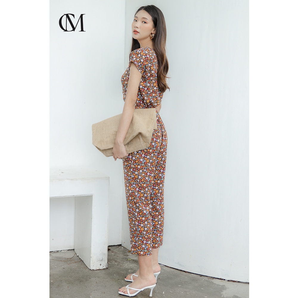 Jumpsuit nữ vai chờm, cổ V chéo, dáng quần baggy, có túi, cúc cài phía sau hoạ tiết hoa nhí JUM3006 CLARA MARE