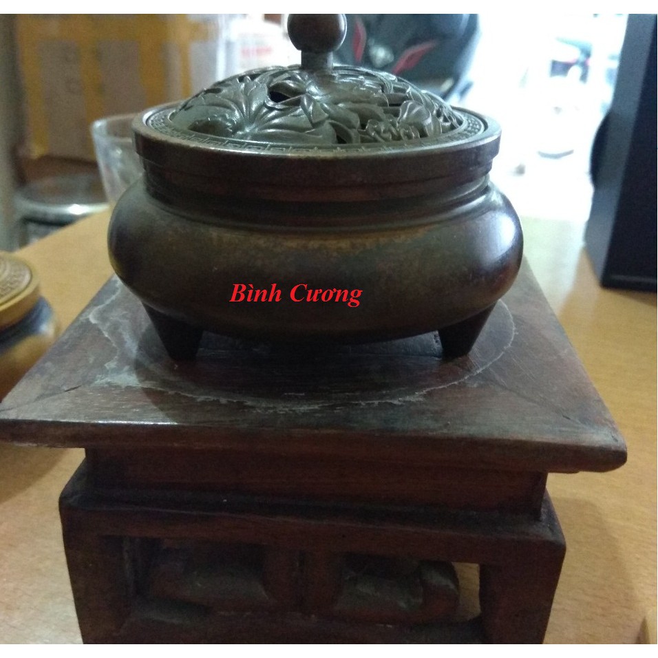 Lư xông trầm bằng đồng diện mạo cổ kính