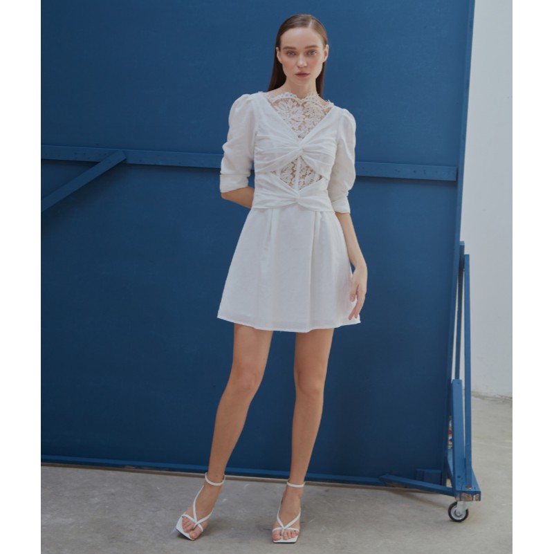 [Mã WABRWA15 giảm 15% đơn 300K] COCO SIN - Đầm Ren Trắng Twist Ngực