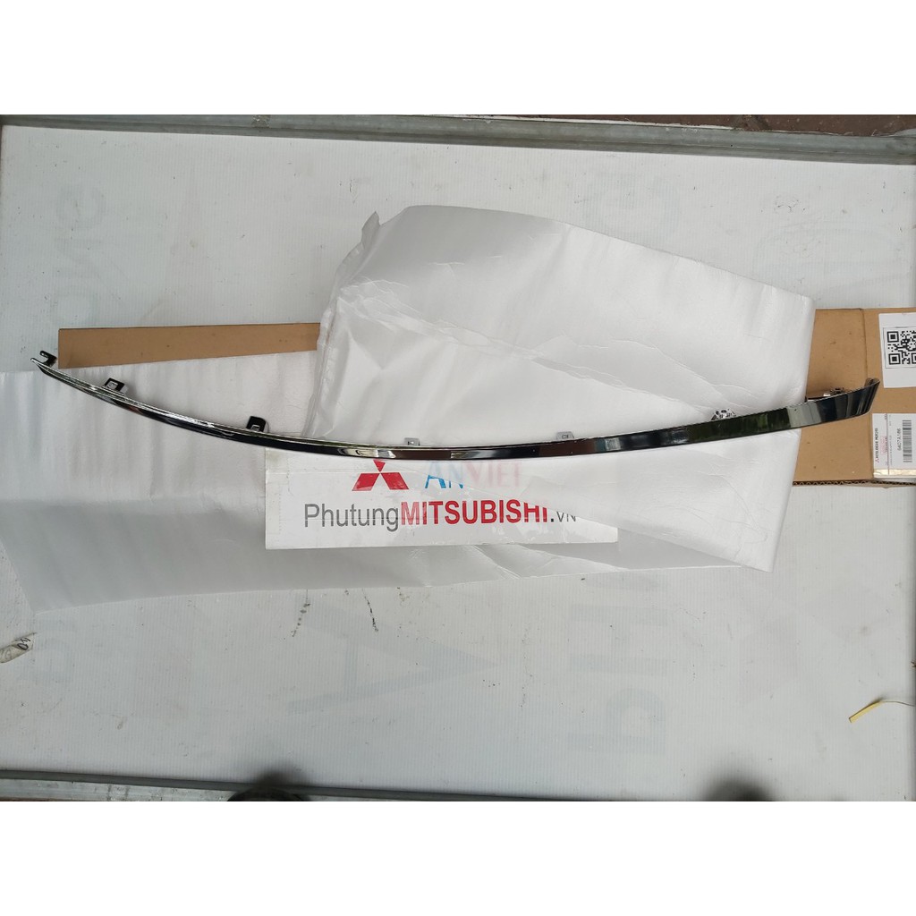 Viền mạ cản trước, nẹp mạ ba đờ sốc trước miếng trên xe Mitsubishi Xpander