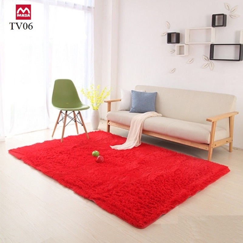 Thảm lông trải nệm và ghế sofa màu đỏ tươi