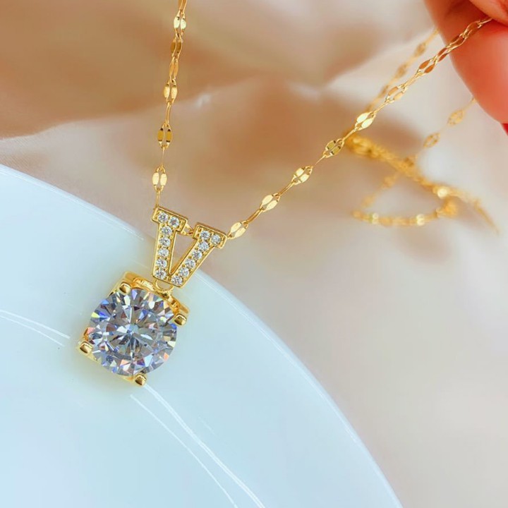 Dây chuyền titan chữ V đính đá siêu đẹp, bền màu, hợp thời trang