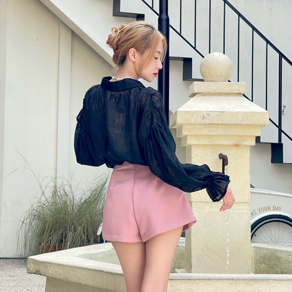 KIOBI – Áo sơ mi Alexa Foggy form suông rộng, dáng dài, sệ vai, tay phồng bo thun cổ tay, vải tơ vân đen - KIA227242D