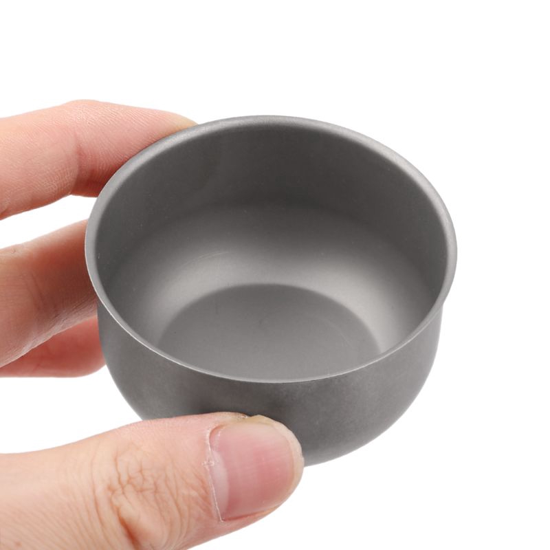 Cốc uống nước bằng chất liệu titan dùng cho các chuyến đi cắm trại